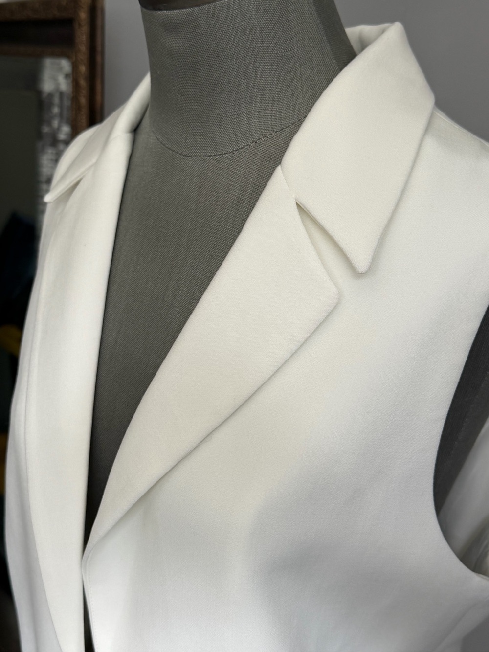 Katherine Barclay White/Ivory Longline Sleeveless White Tailored Blazer Vest - Picture 4 of 10